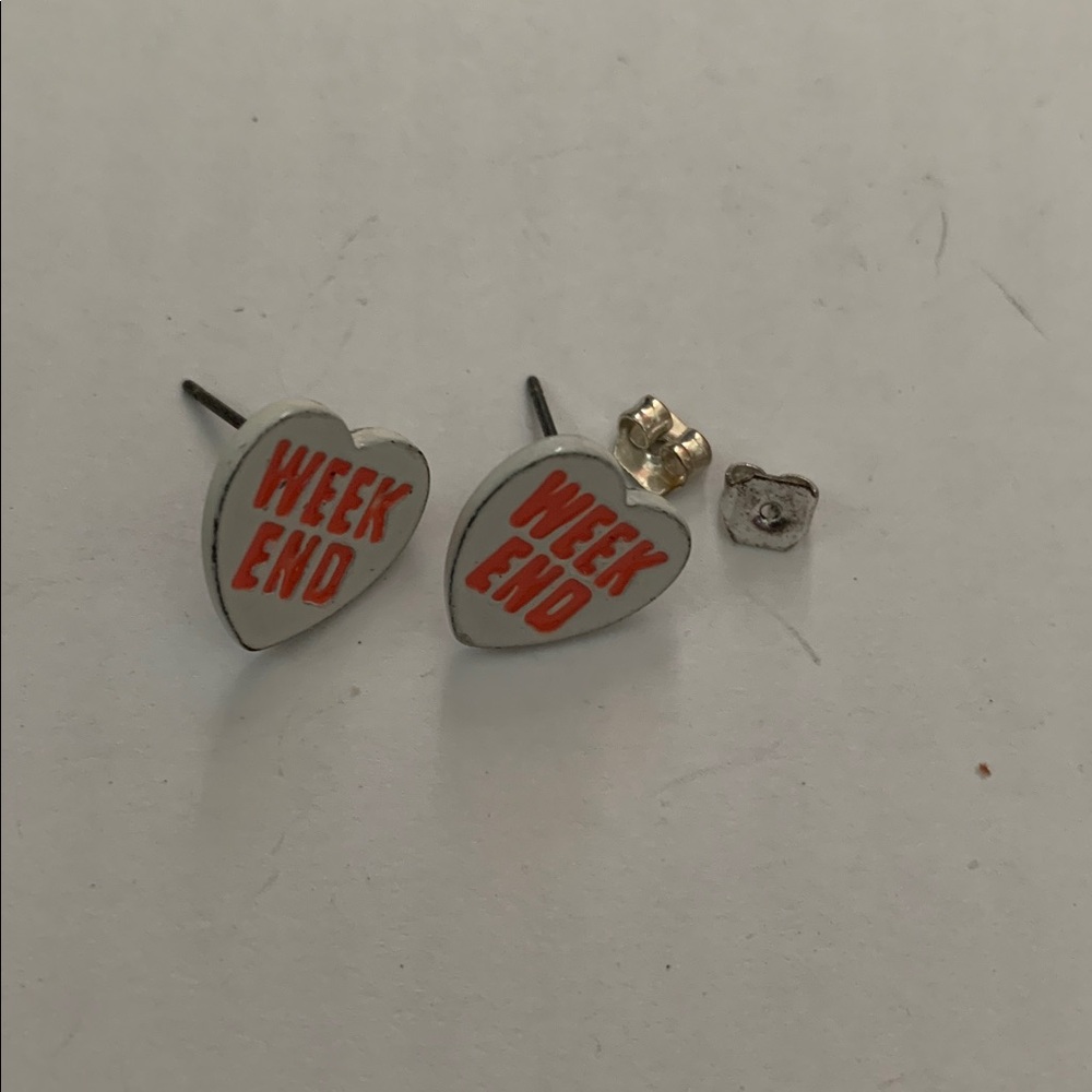 1/2” white painted weekend pierced earring in good condition - Picture 1 of 4